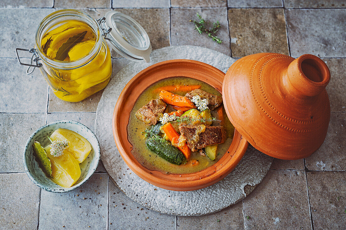 Tajine mit Rindfleisch, Zucchini, Möhren und Salzzitronen