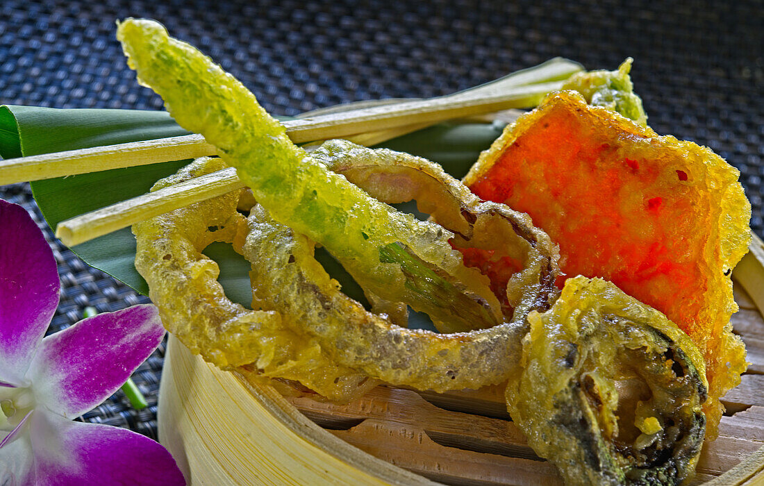 Gedämpfte Tempura von Calamari, Bohnen, Zwiebeln und Karotten