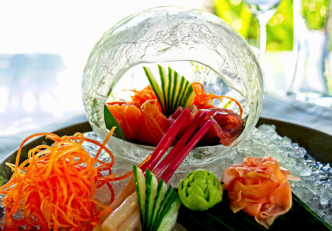 Sushi Sashimi mit geschnitztem Gemüse
