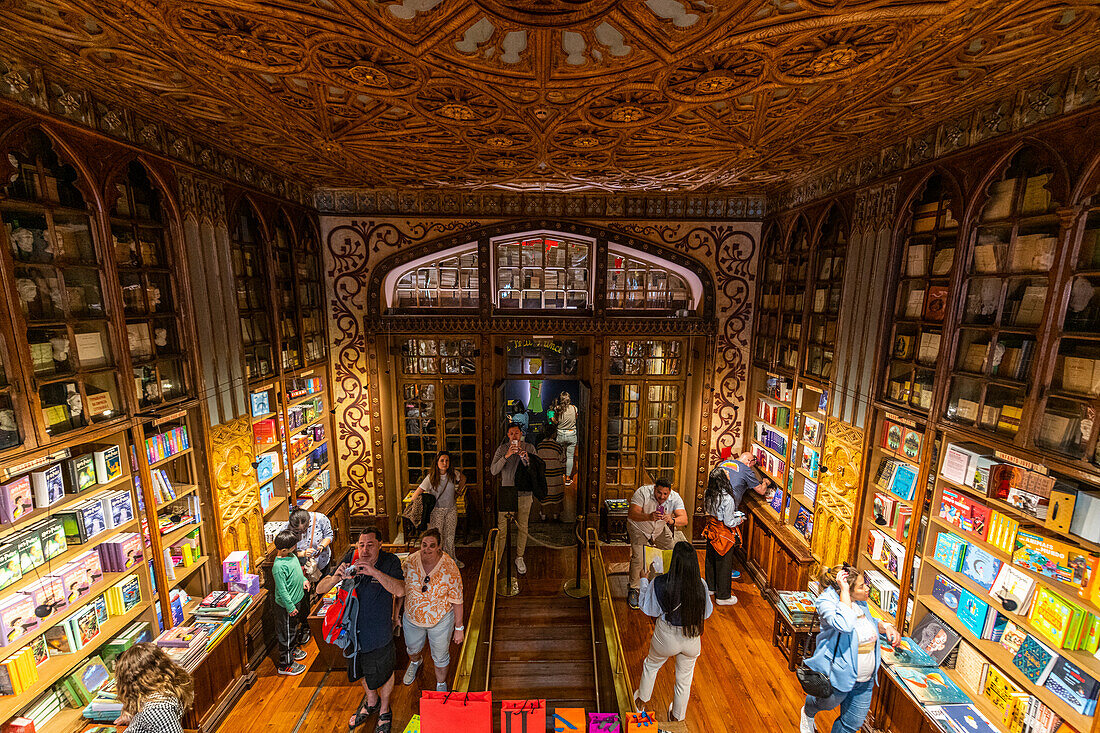 Innenraum des Lello (Harry-Potter-Bibliothek), UNESCO-Welterbe, Porto, Norte, Portugal, Europa