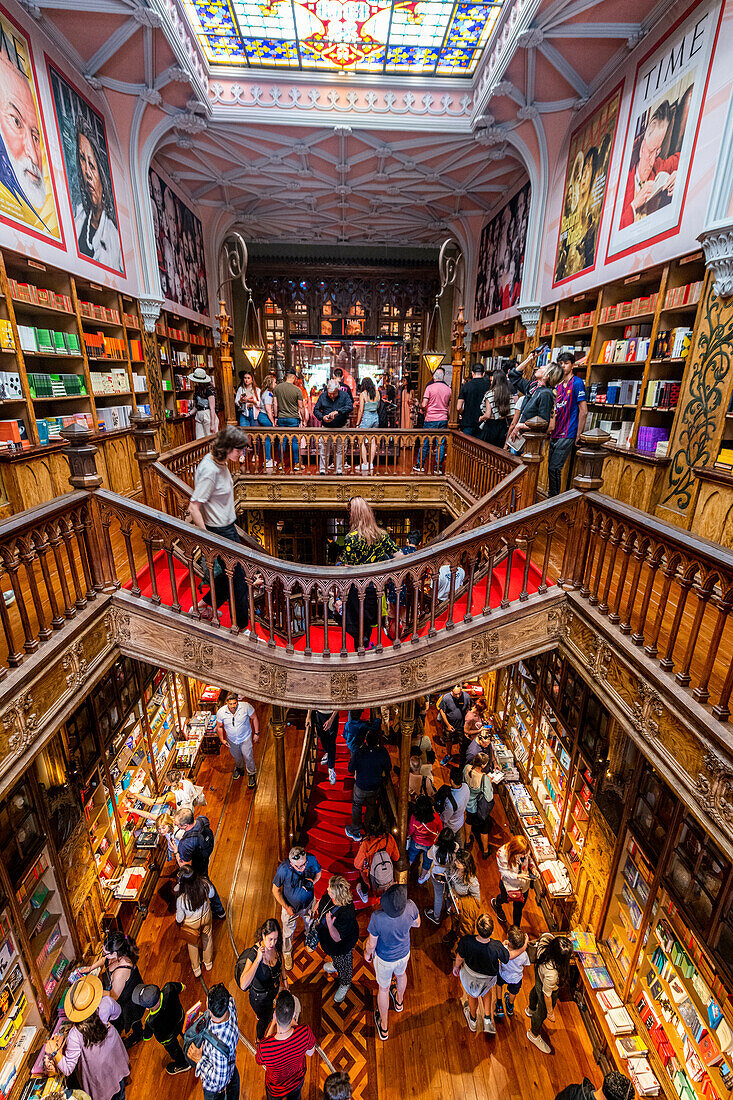 Innenraum des Lello (Harry-Potter-Bibliothek), UNESCO-Weltkulturerbe, Porto, Norte, Portugal, Europa