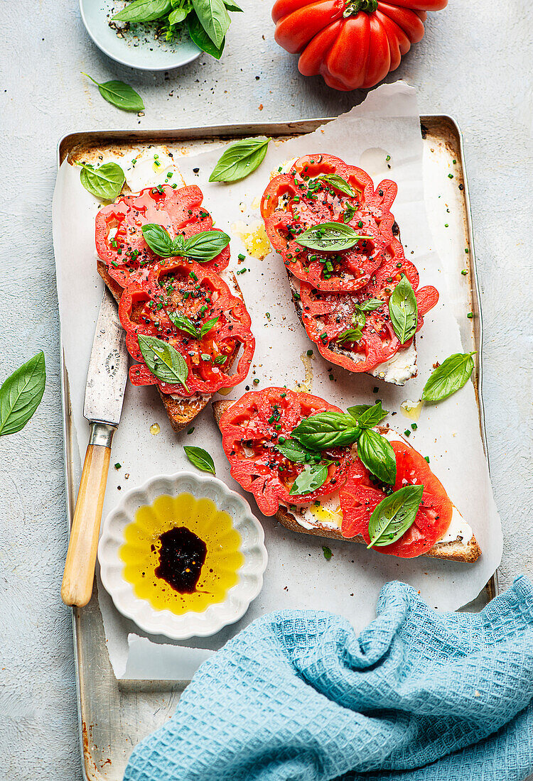 Bruschetta mit Tomaten und Frischkäse