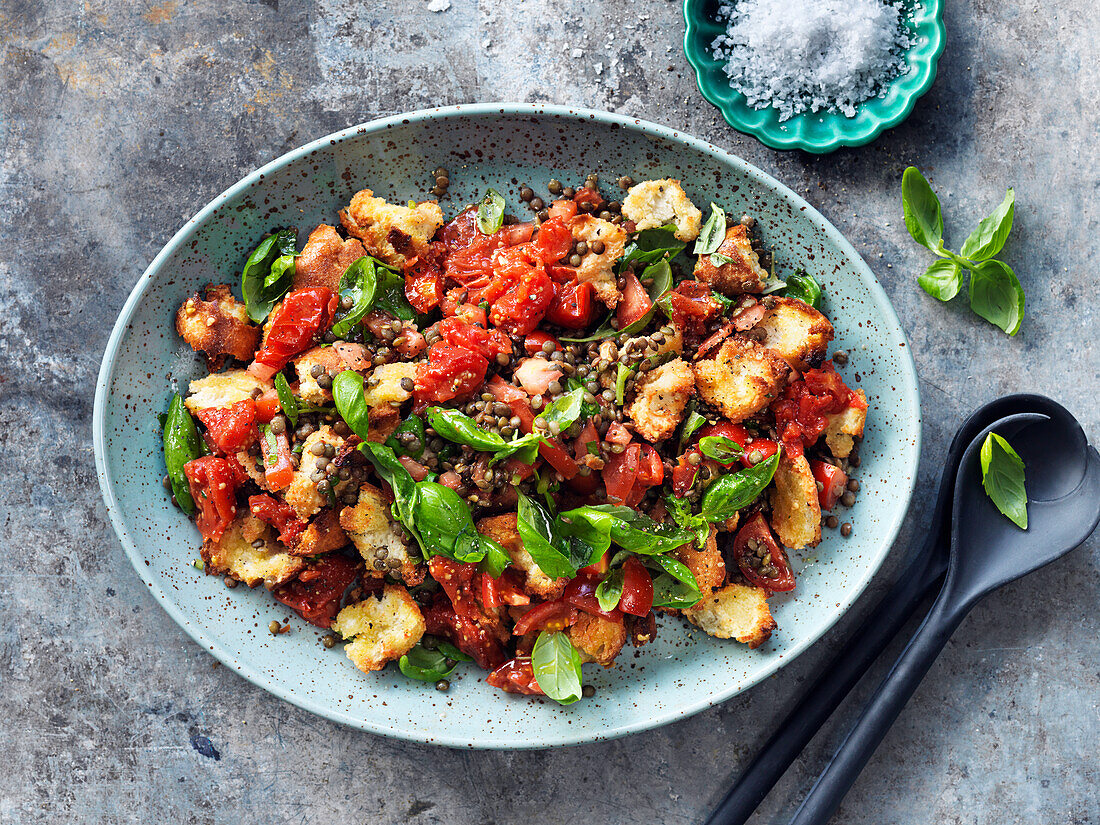 Brotsalat mit Tomaten, Basilikum und Linsen