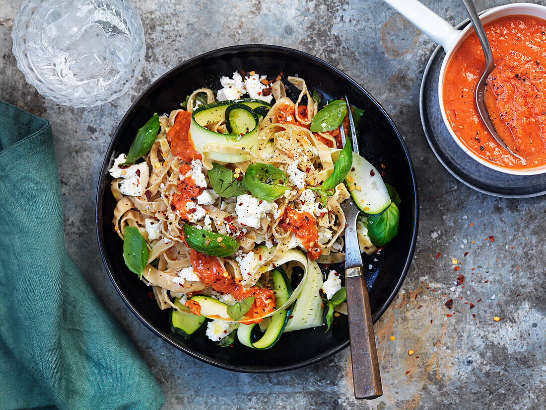 Pasta mit Tomatensauce, Basilikum, Zucchini und Feta