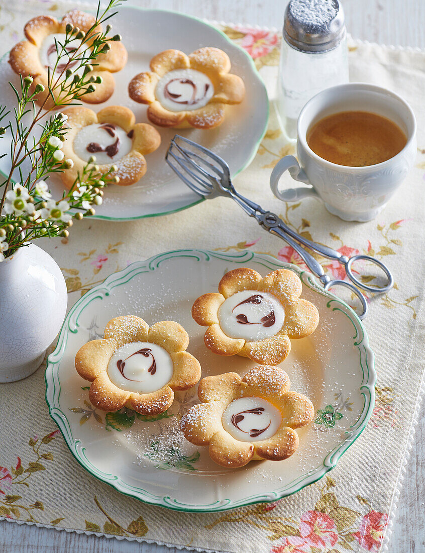 Flower tartlets with white chocolate