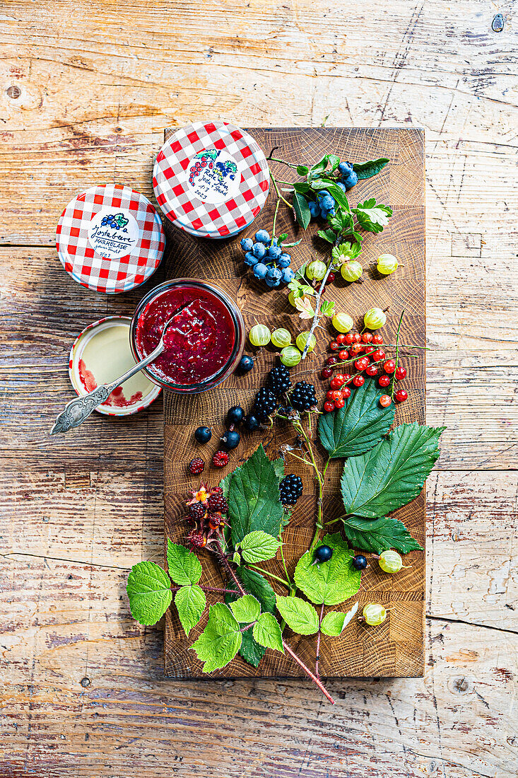 Beerenmarmelade und frische Beeren