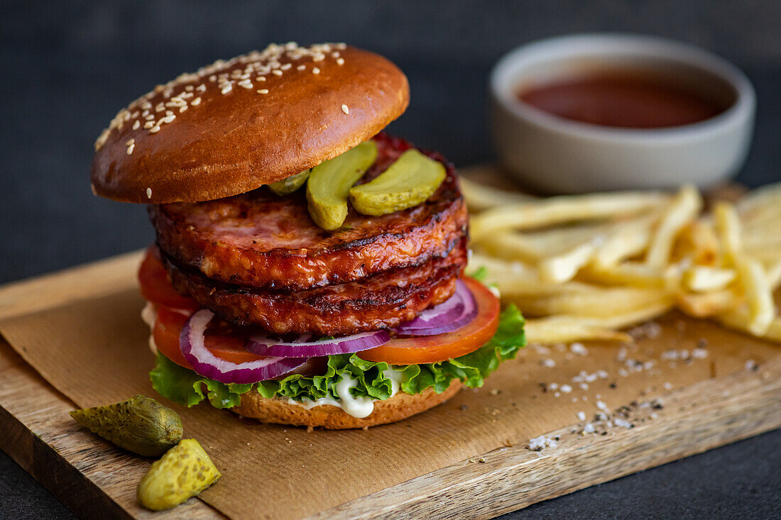 Burger mit Schweinefleisch und Essiggurke