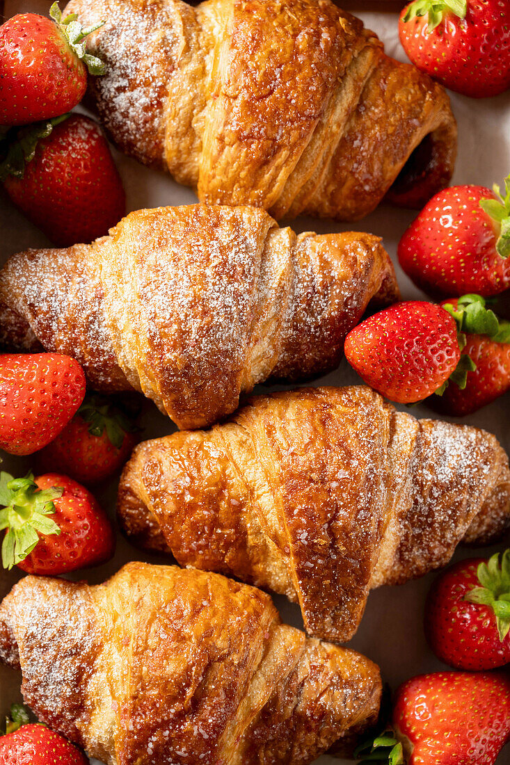 Klassische französische Croissants mit frischen Erdbeeren