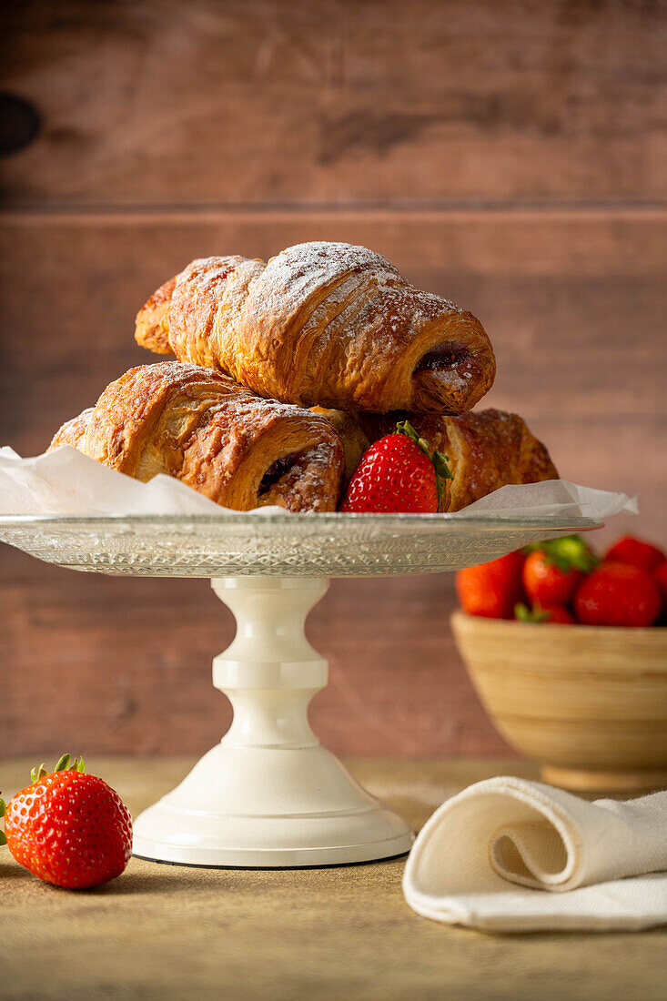 Klassische französische Croissants mit frischen Erdbeeren