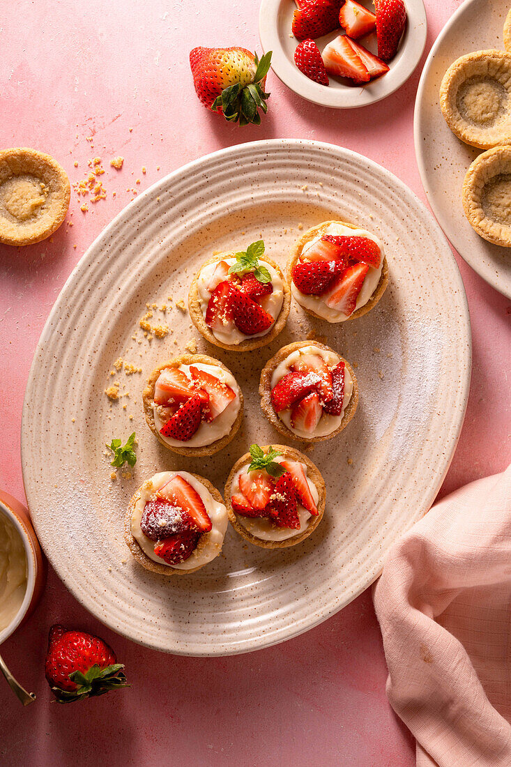 Tartlets with lemon curd and strawberries