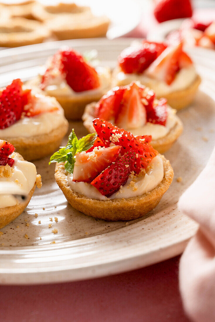 Tartlets with lemon curd and strawberries