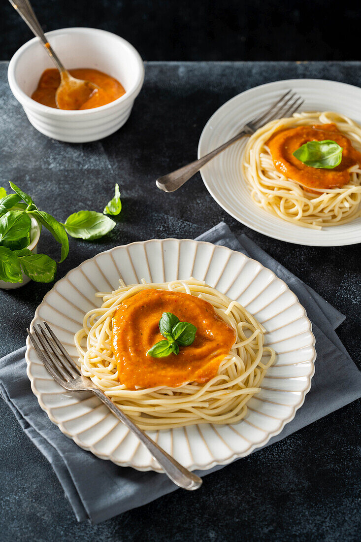 Spaghetti mit Tomatensauce und Basilikum