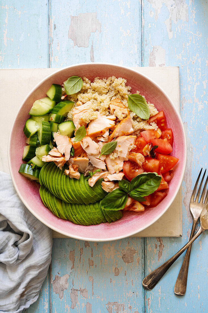 Salad bowl with bulgur and avocado