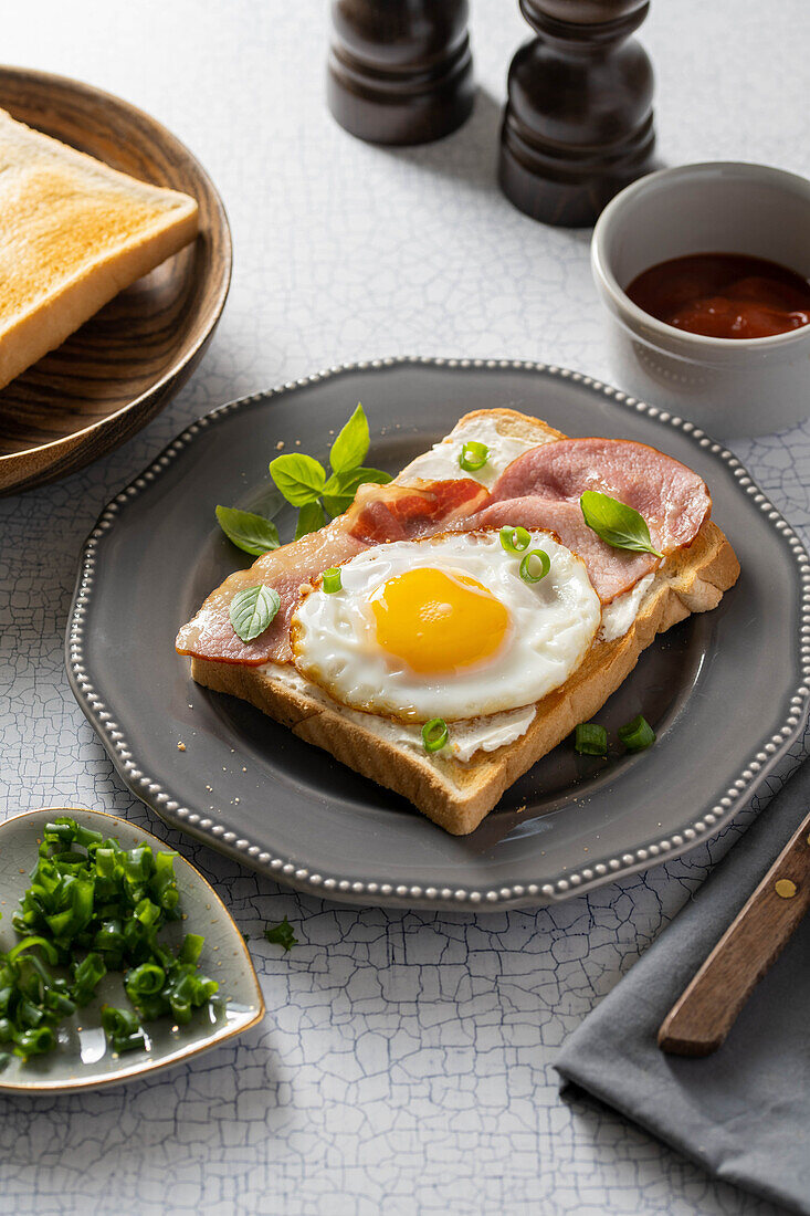 Toast with fried egg and bacon