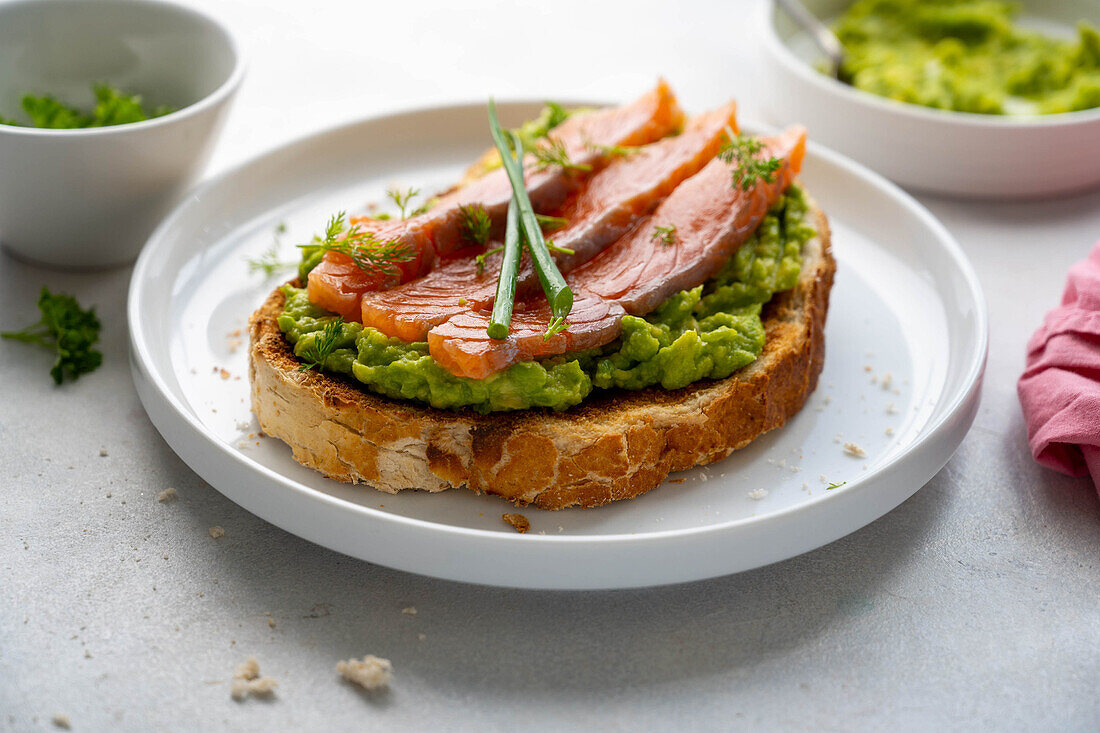 Avocado-Toast mit geräuchertem Lachs