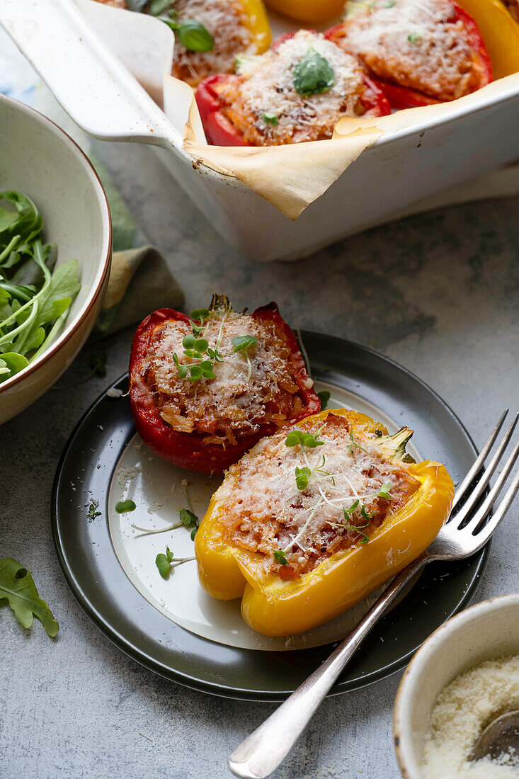 Mit Reis gefüllte Paprika