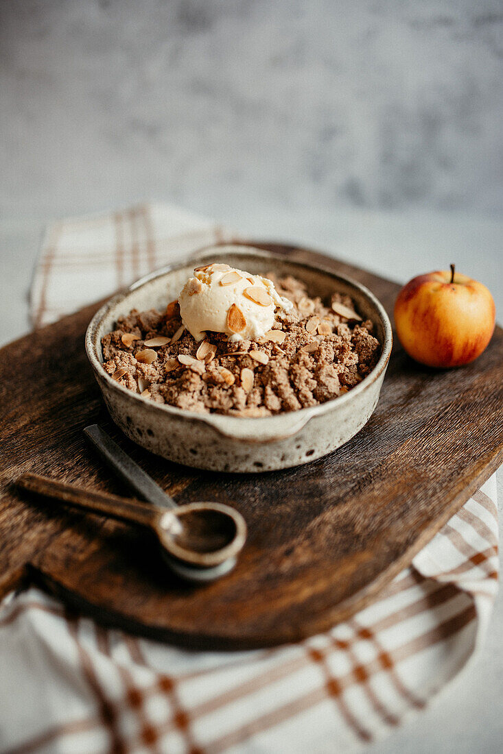 Apfel-Crumble mit Eis