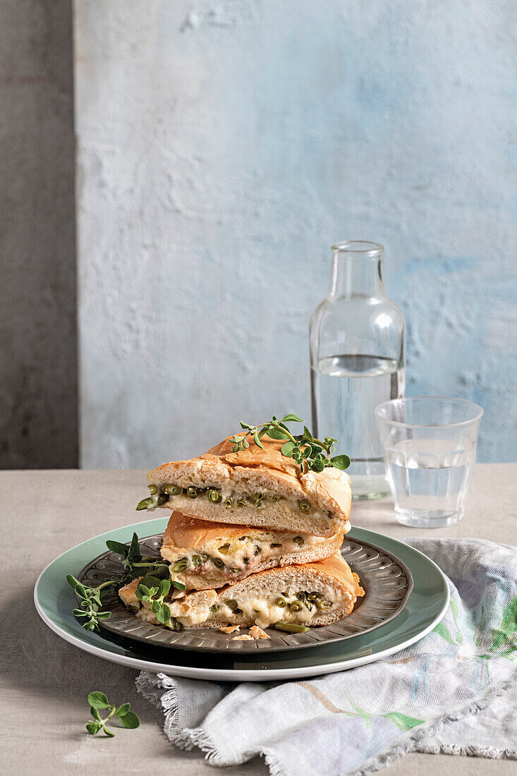 Falsche Focaccia mit Stracchino-Käse, Sardellen und grünen Bohnen