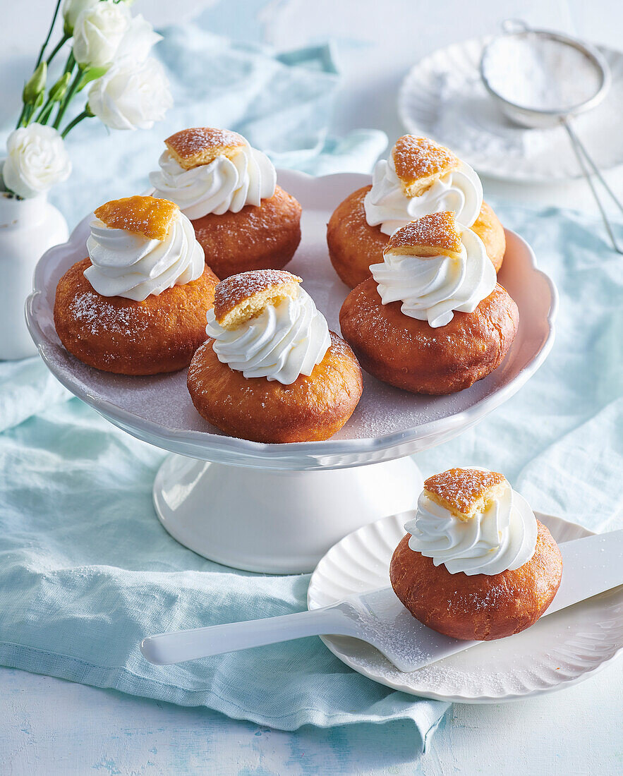 Donut puffs with almond cream