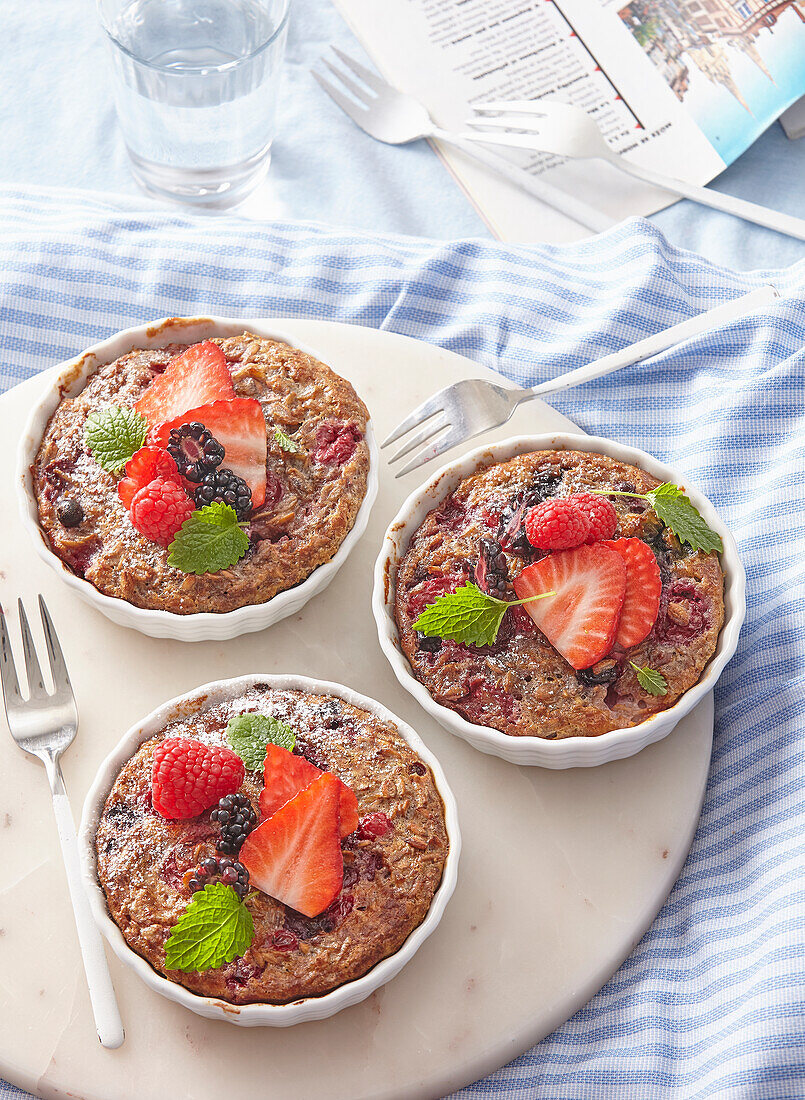 Gebackene Haferflocken mit Beeren