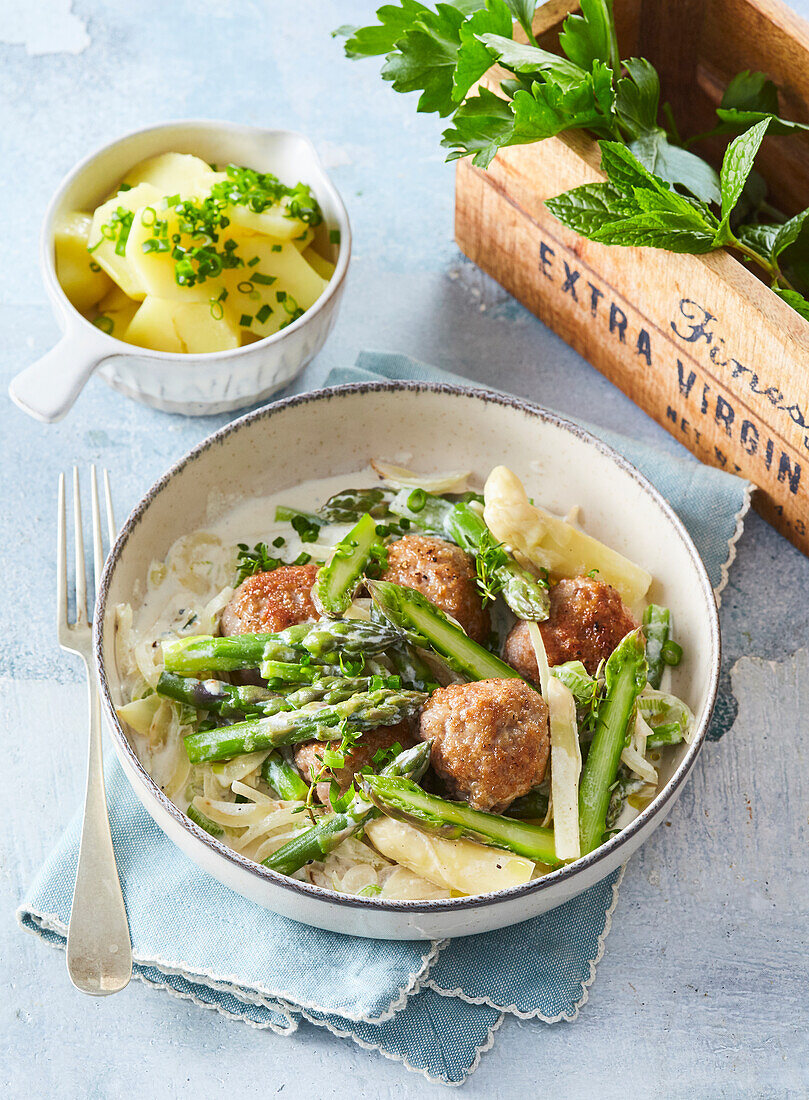 Spargel mit Fleischbällchen