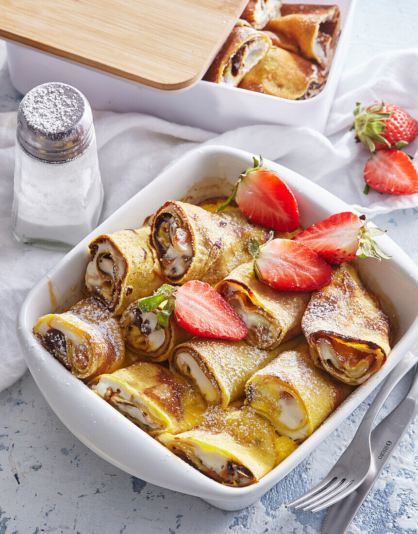 Viennese pancakes au gratin with strawberries