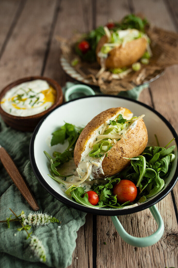 Ofenkartoffel mit Salat