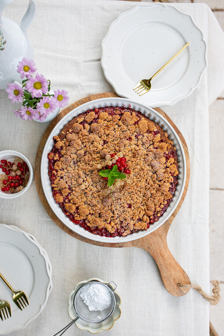 Currant crumble cake