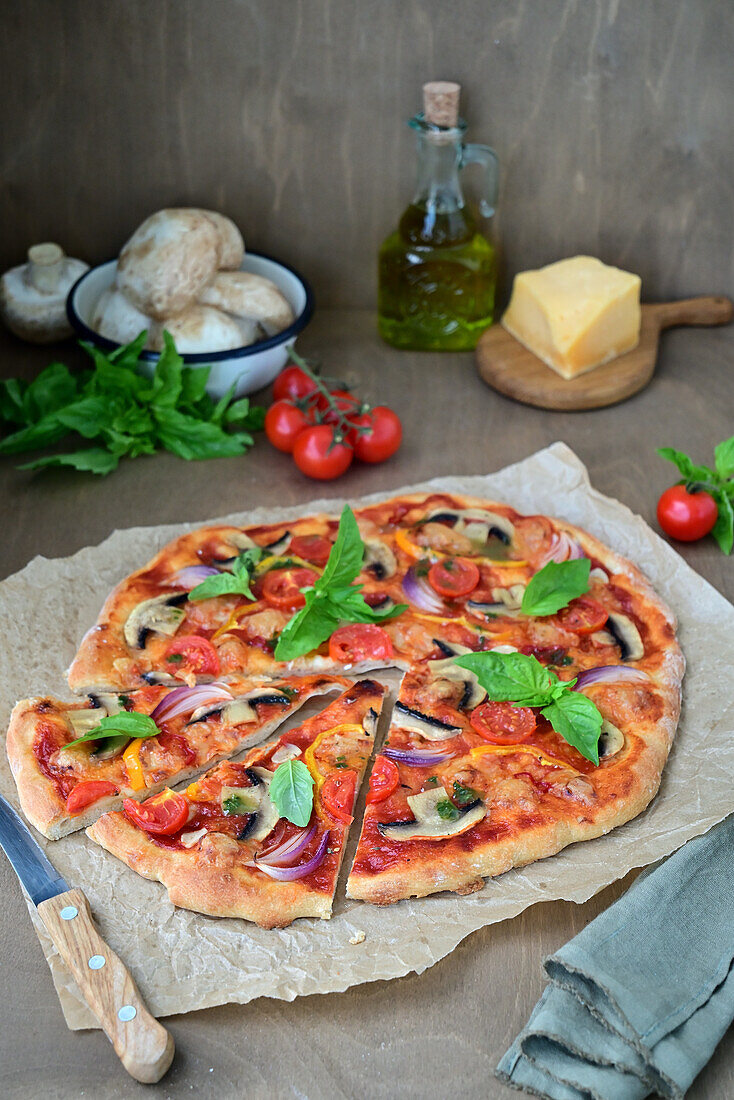 Pizza mit Champignons und Gemüse