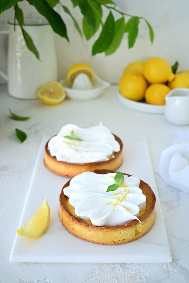 Tartlets with lemon curd and meringue