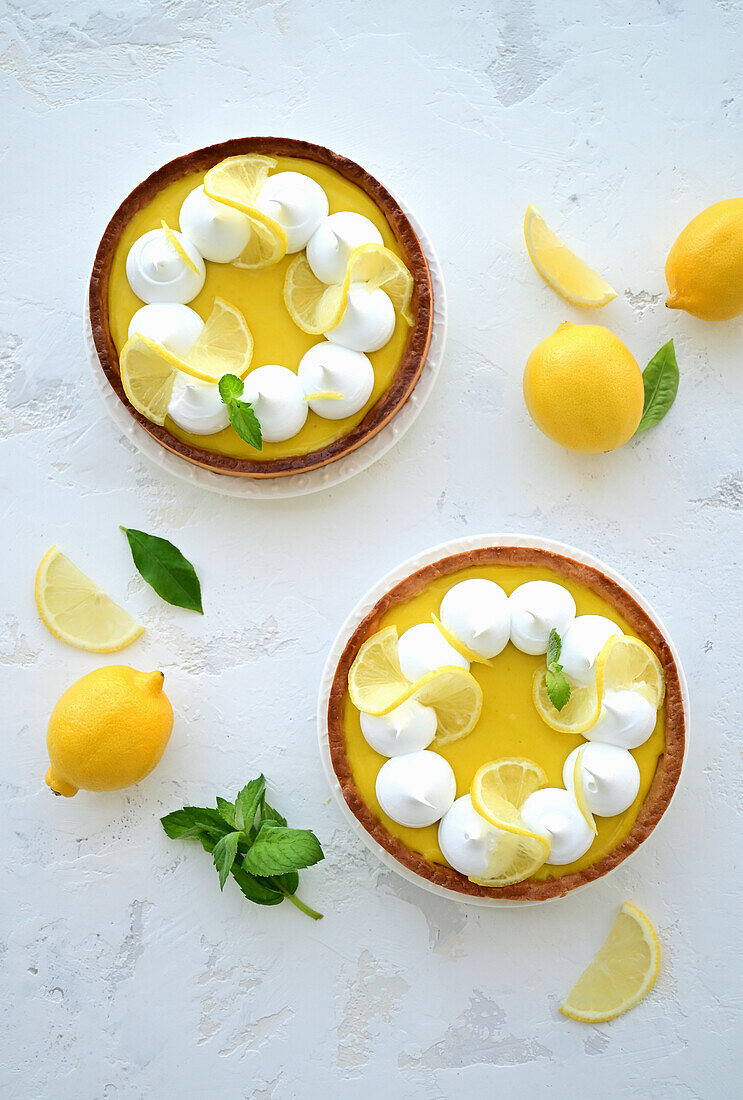 Tartlets with lemon curd and meringue