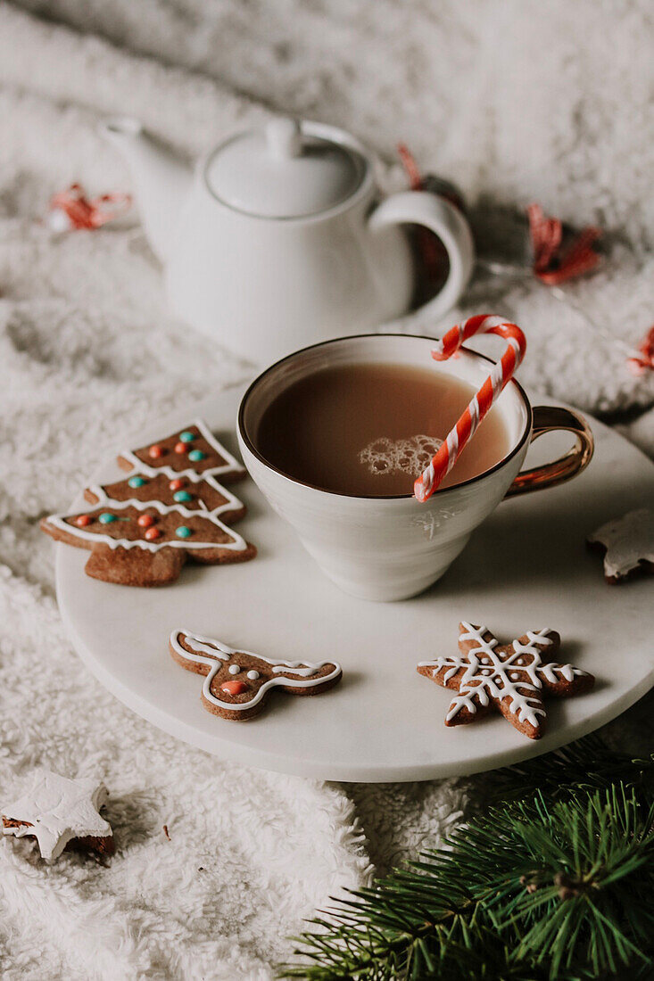 Tee mit Milch und Weihnachtsplätzchen
