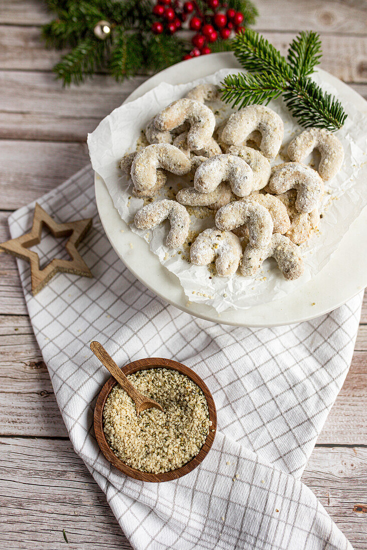 Vanilla crescents with hemp seeds