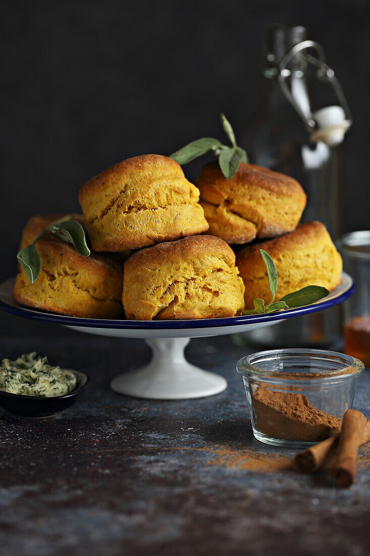 Würzige Kürbis-Parmesan-Scones mit Salbei