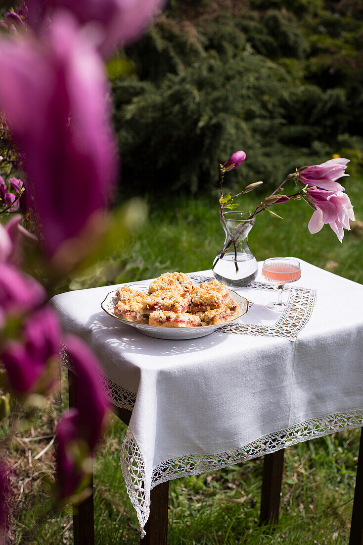 Rhubarb crumble cake