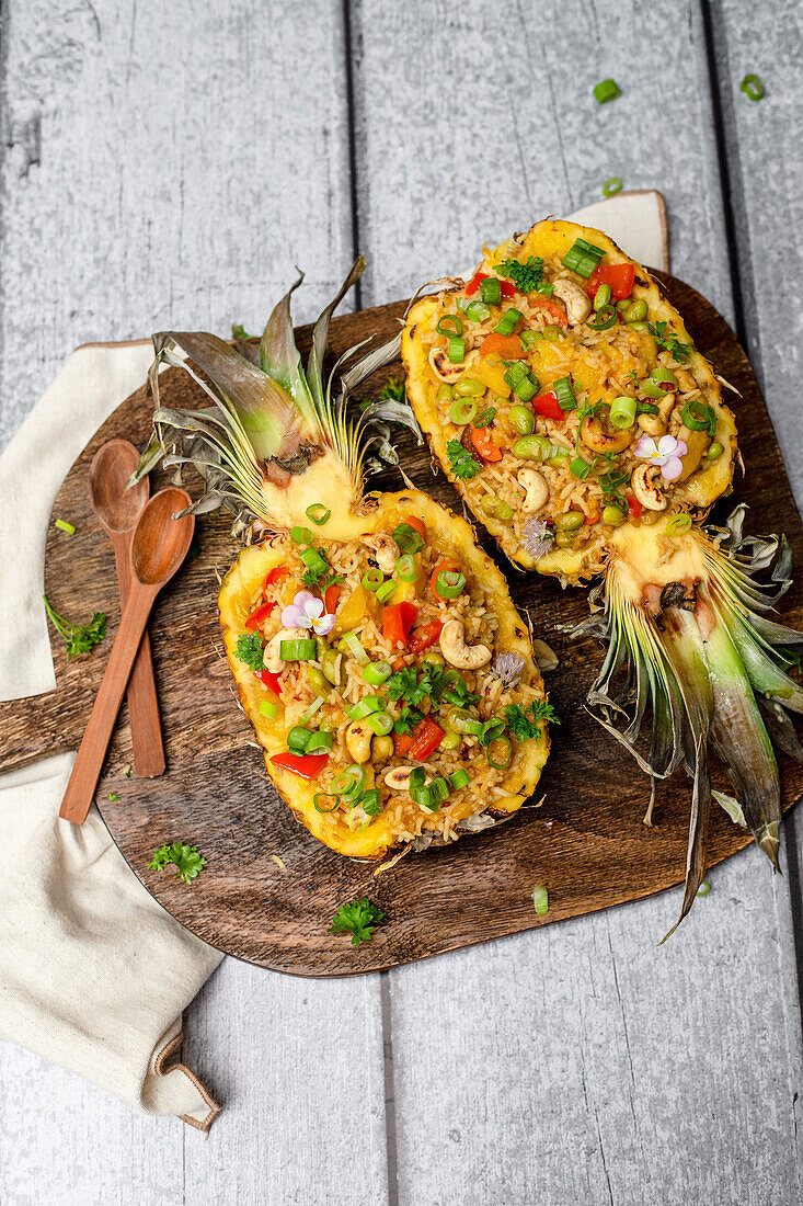 Gefüllte Ananas mit Kokoscurry