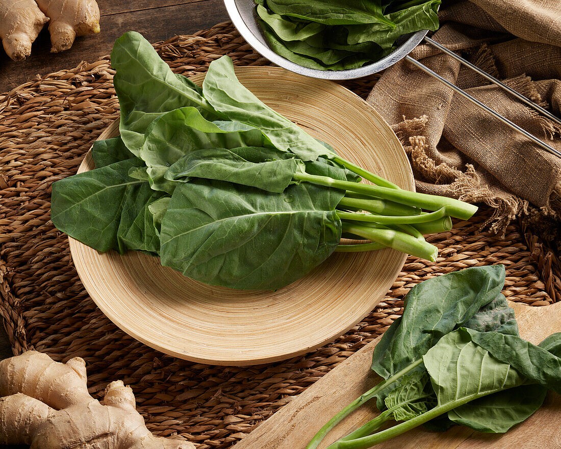 Chinesischer Brokkoli (Gai-lan, Brassica oleracea var. Alboglabra)