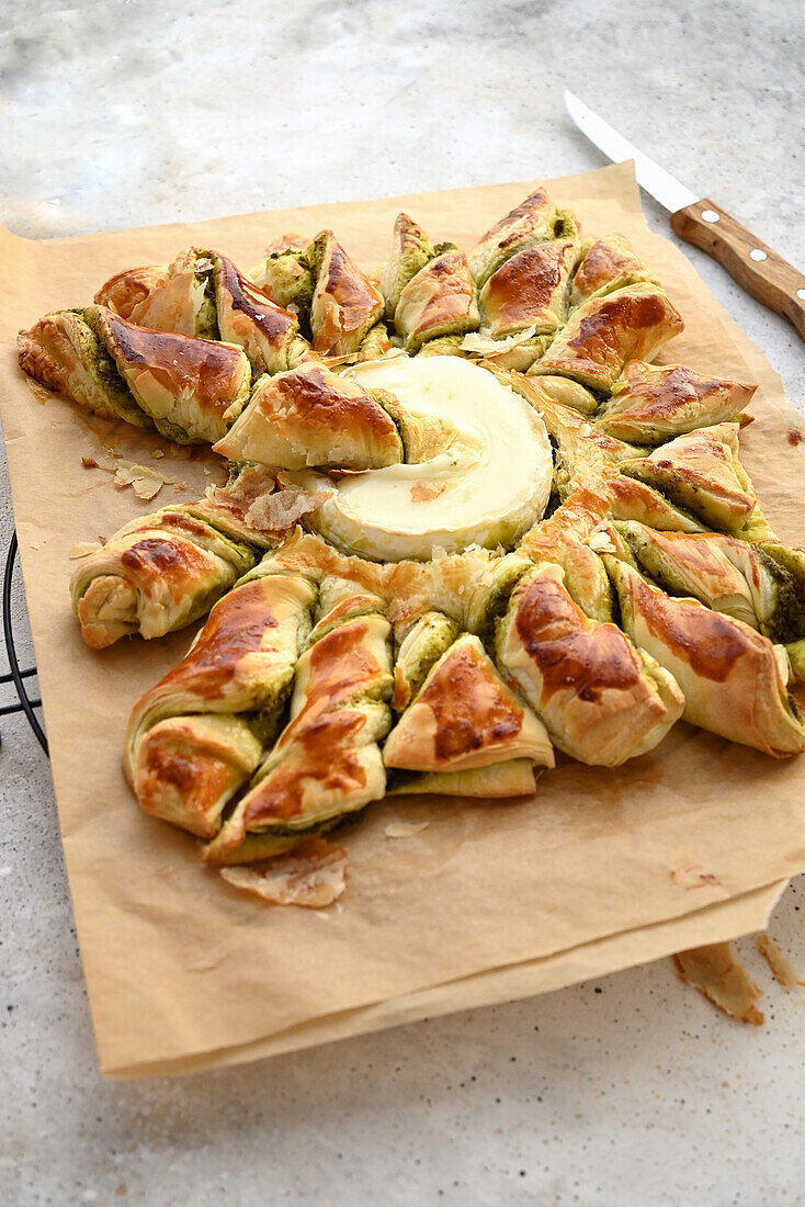 Herzhafter Kuchen mit Pesto und Camembert