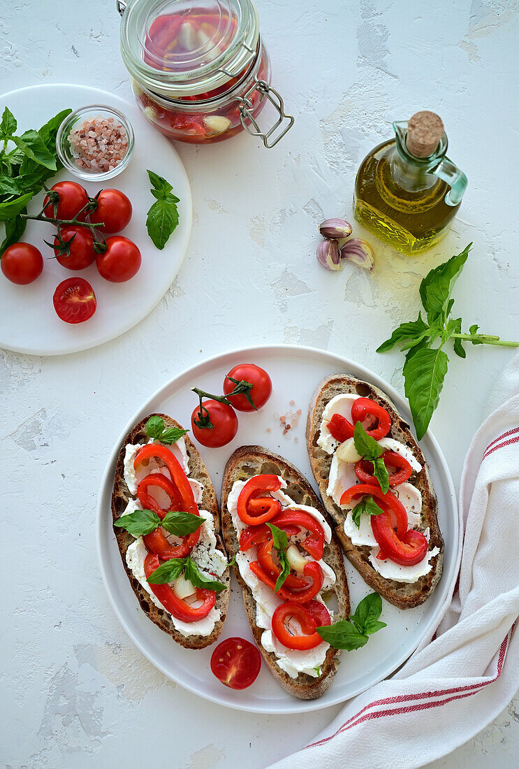 Sandwiches mit Käse, gerösteten Paprikastreifen und Knoblauch