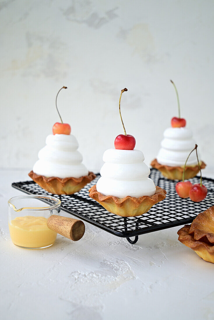 Tartlets with lemon curd and meringue