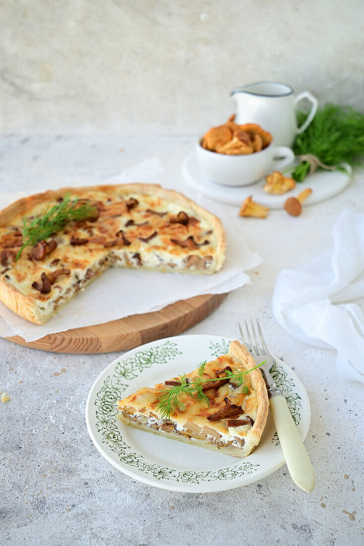 Quiche with chanterelles and onions in sour cream filling with cheese