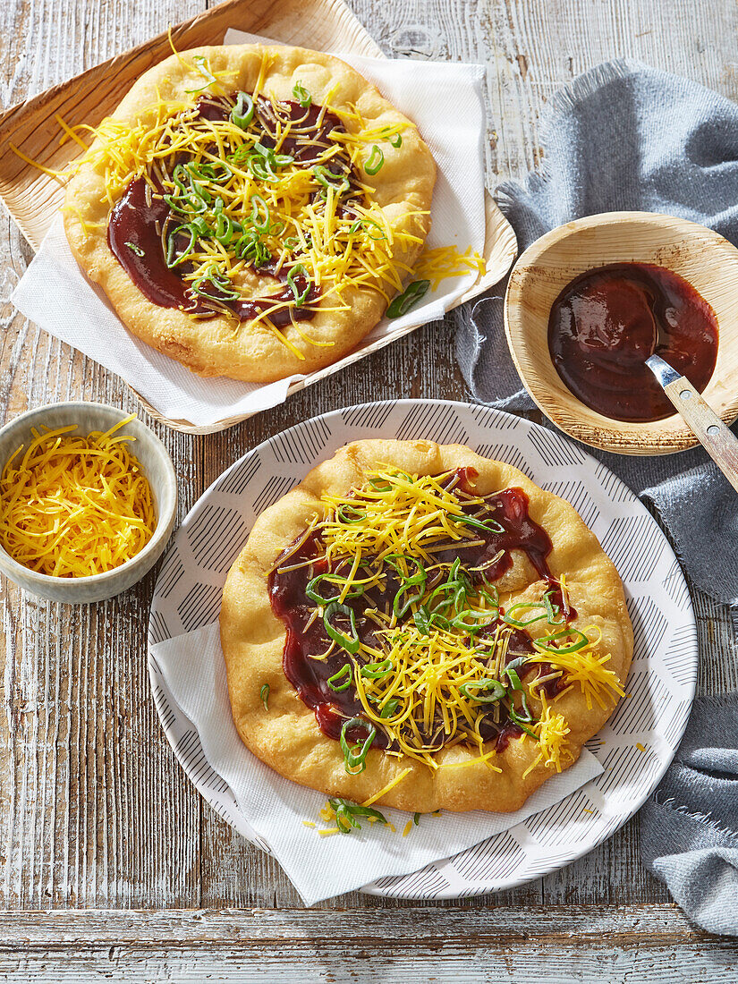 Ungarisches frittiertes Brot mit Cheddar und BBQ-Sauce