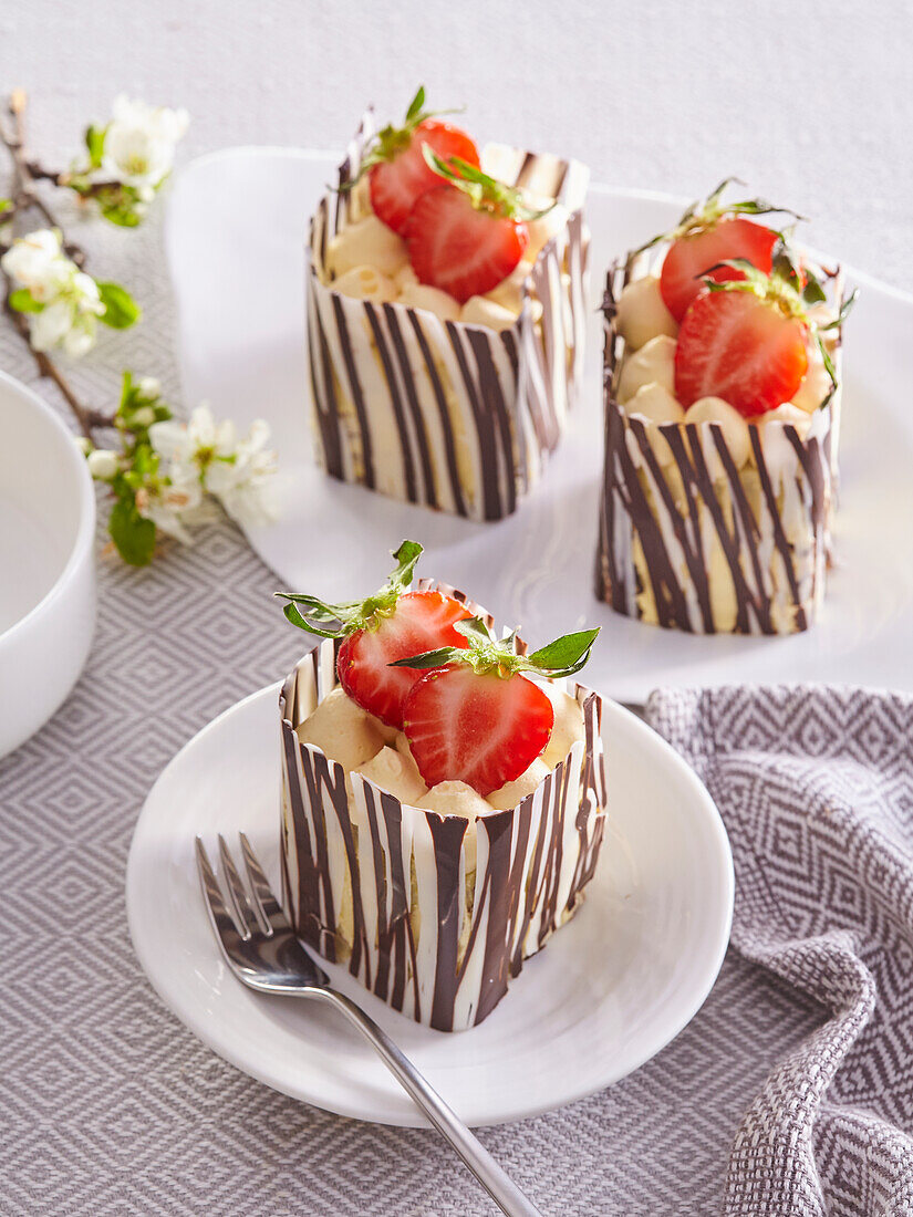 Creamy mini cakes with strawberries