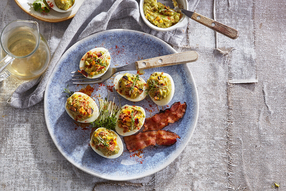 Gefüllte Eier mit Avocado und knusprigem Speck