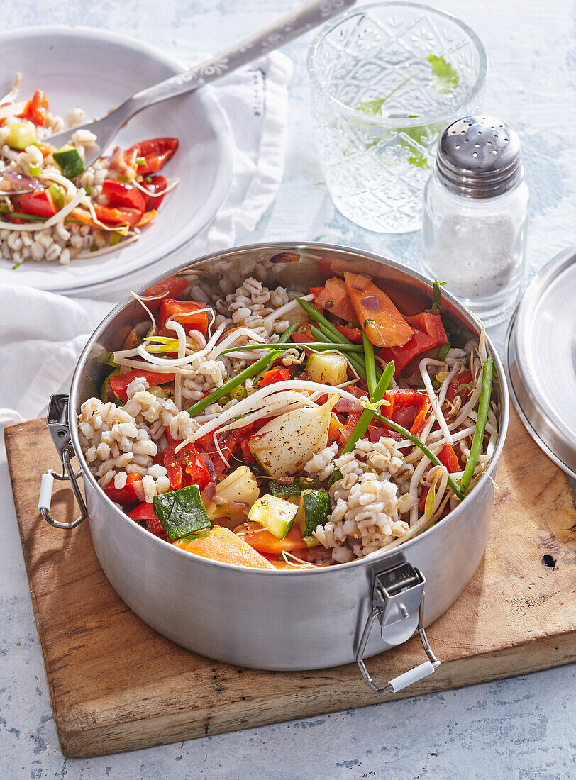 Knuspriger Gerstensalat mit Gemüse und Mungobohnen