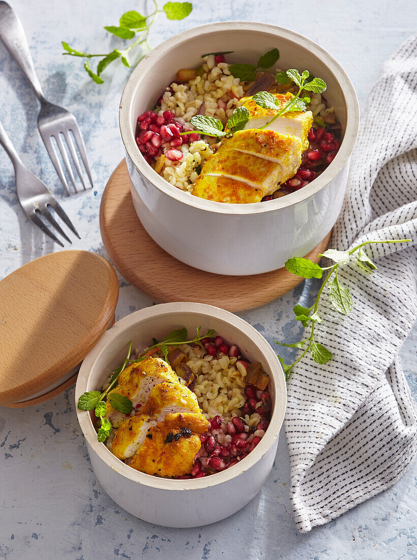 Bulgur mit Curry-Hähnchen und Granatapfelkernen