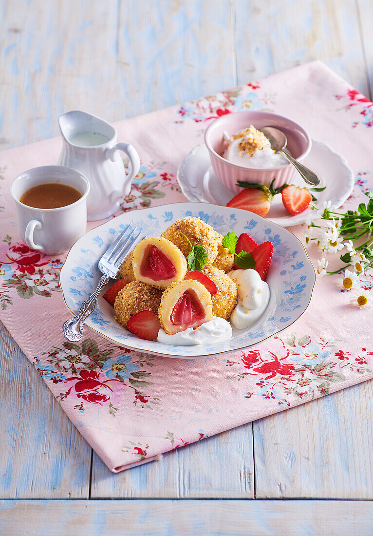 Süße Erdbeerknödel mit Haselnussbröseln