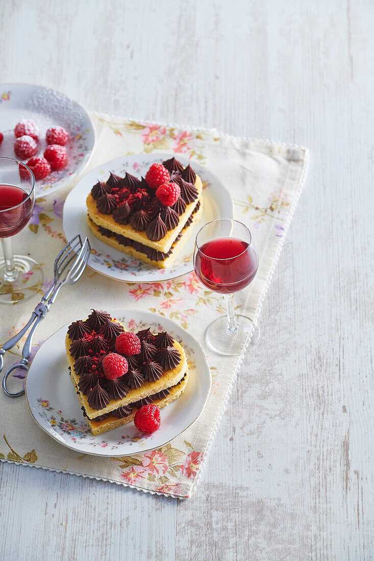 Vanilla heart shaped cakes with chocolate cream