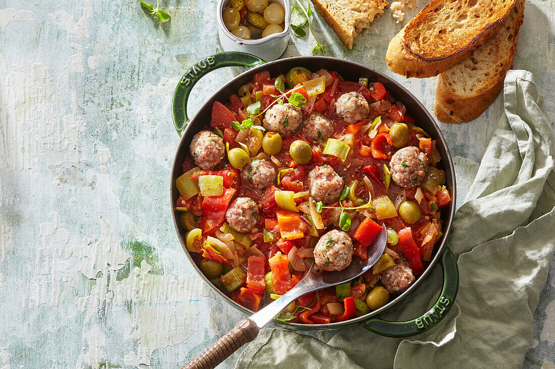 Tomaten-Paprika-Eintopf mit Fleischbällchen