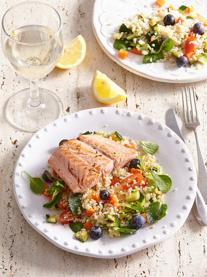 Gegrillter Lachs mit Bulgur-Blaubeer-Salat